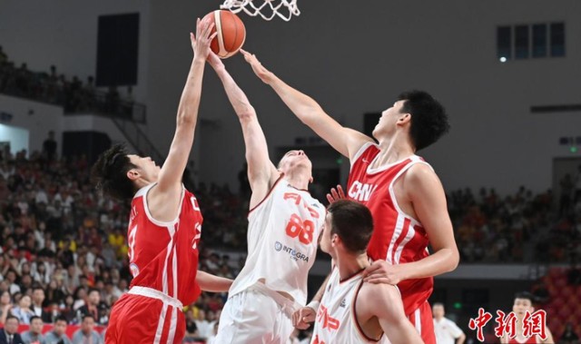电竞比分网-男篮热身赛：中国队81:82不敌塞尔维亚KK FMP俱乐部|中国男篮|中新社|刘金雨|杨华峰|对手_新浪体育_新浪新闻