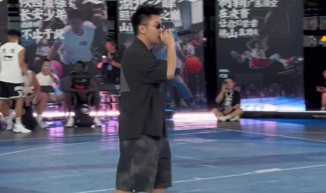 现场观众好像听不懂…揽佬助阵巴特勒中国行 两人互称My man