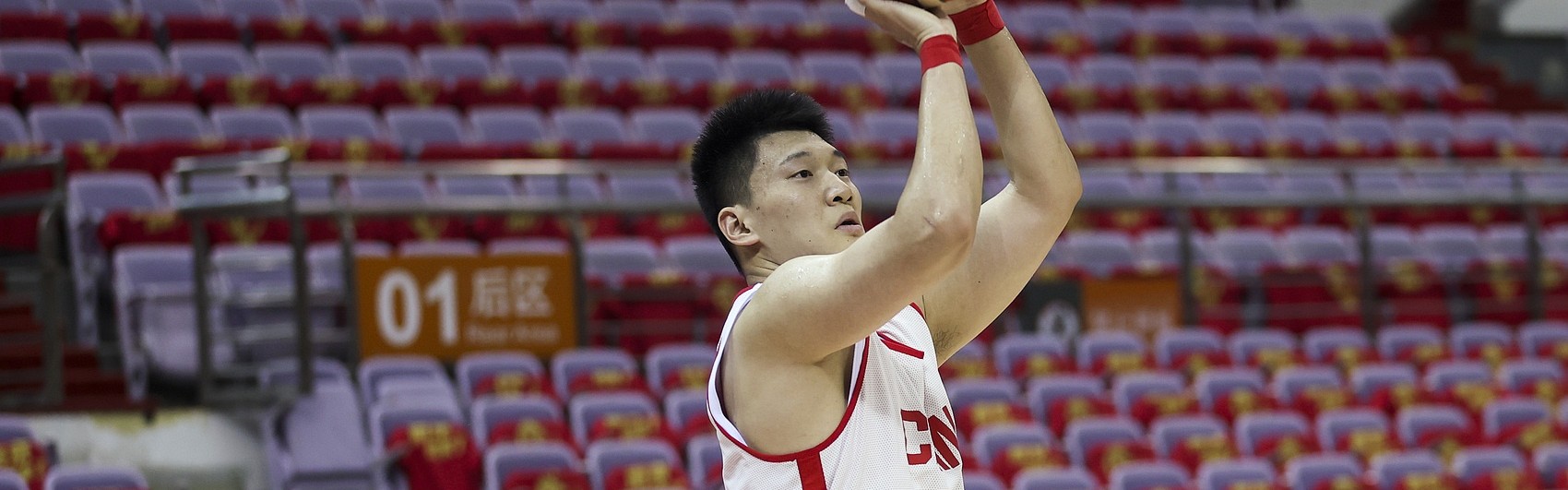 后卫最后一席将在徐杰高诗岩之间产生 雷蒙逐步赢得教练组的信任