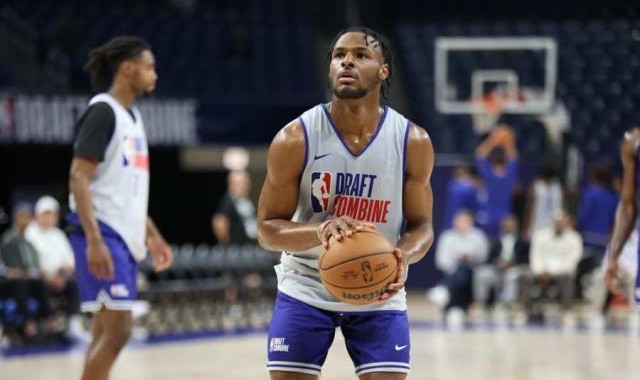 电竞比分-NBA球探：有球队真的认为选布朗尼就能得到詹姆斯